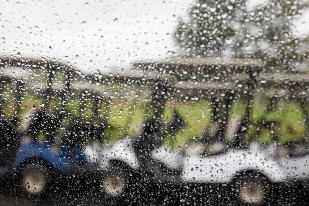 do golf courses close in thunderstorms