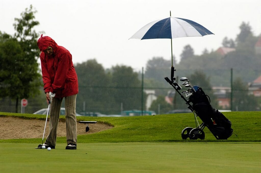 how to play golf in the rain